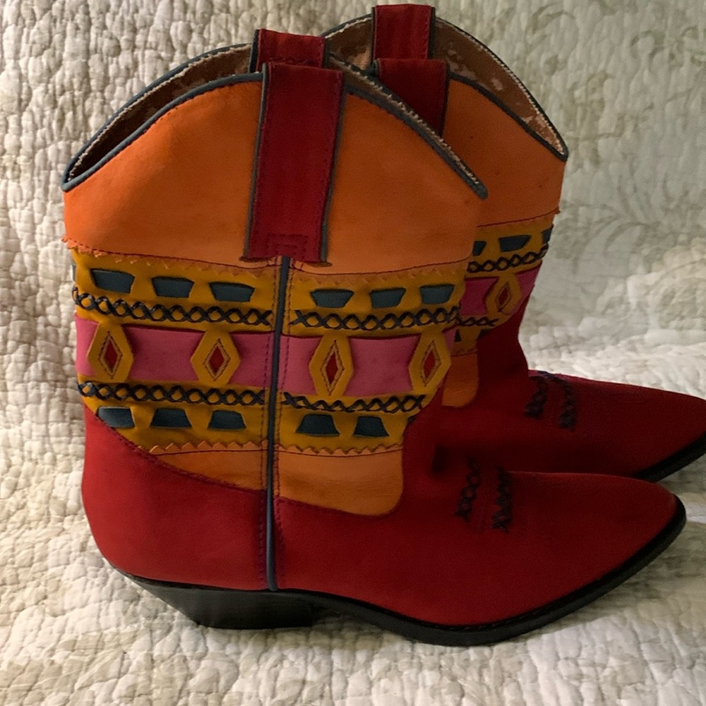 CIRCLES BRAND SUEDE COWBOY BOOTS